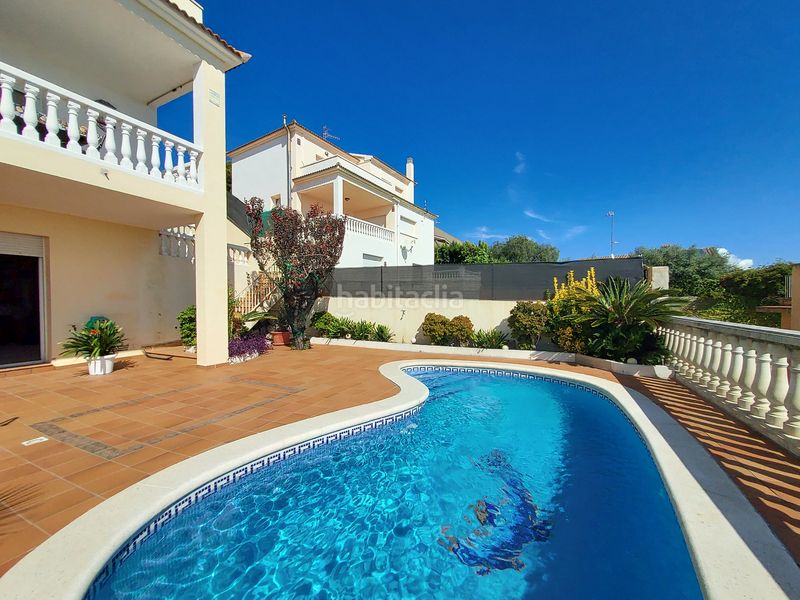 Foto d30accfb-448b-45f5-be2e-57c8fa396c10. Casa aparellada amb xemeneia aparcament piscina a Coma-ruga