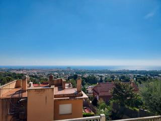 Casa aparellada  Carrer de la va lctea. Casa pareada con vistas al mar y piscina