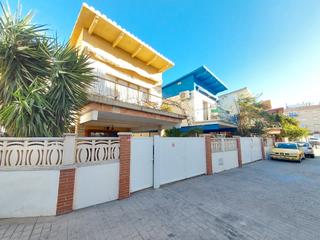 Haus  Avinguda parlament de catalunya. Casa con jardin en el centro de coma-ruga