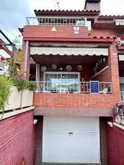 Casa adosada en Segur de Calafell Nucli Urbà. Bonita casa adosada esquinera
