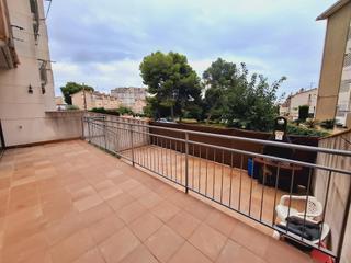 Rez-de-chaussée à El francas. Planta baja con amplia terraza y piscina comunitaria en el franc