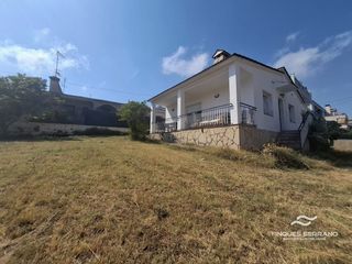 Chalet  Alemanya. Bonita casa de una planta con garaje y terraza soleada en el cen