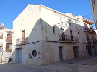 Casa a Plaça catalunya 6. Antiguo edificio de 2 viviendas y y local comercial en el centro