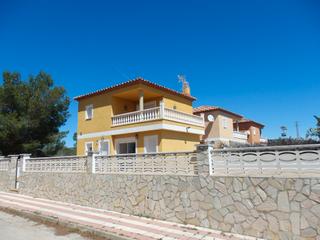 Xalet a Les Tres Cales. Chalet independiente de 3 habitaciones con piscina y garaje.