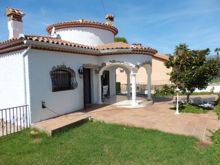 Chalet en Platja de Mont-roig. Chalet independiente con piscina cerca de la playa.