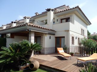 Doppelhaus  Carrer segarra 5. Bonito chalet pareado de 4 hab. a 5 minutos de la playa.