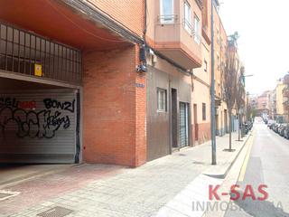 Aparcament cotxe a Carrer de la pubilla casas 1. Parking en venta.