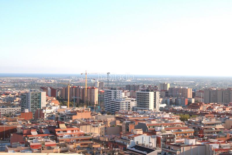 Foto 44185f61-38f4-4213-9124-114ce63db762. Dachwohnung mit kamin heizung parking in La Plana Esplugues de Llobregat