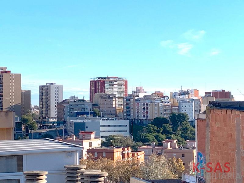 Foto a1b958ff-6826-4f85-87c3-a3c092d3a5b7. Ático luminoso. en Can Serra Hospitalet de Llobregat (L´)