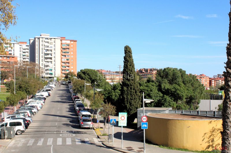 Foto 58b1a46b-4608-46e8-9990-971386e937c5. Pis amb calefacció a Can Clota Esplugues de Llobregat