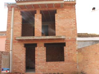 Casa adossada a Llorenç del Penedès. Casa de 3 plantas en estructura
