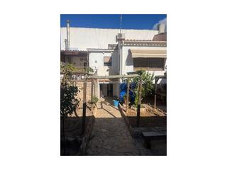 Maison  N/a. Casa de pueblo con garaje y patio en el centro de la bisbal del