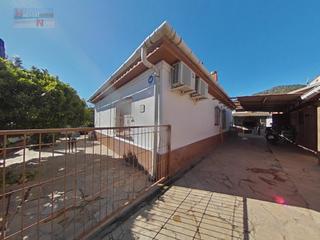 Chalet  Calle clavell. Casa todo en una sola planta, con dos terrenos y construcción an