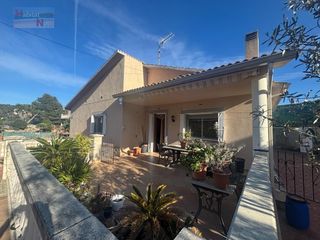 Xalet a Calle llobregat del-can gordei 9. Chalet todo en una sola planta