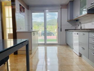 Casa in Calle torregassa 9. Casa pareada con jardín privado y piscina comunitaria