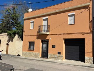Casa  Plaza pere palau ferrer botanic. Casa de dos plantas de altura y con garaje y patio dentro del mu