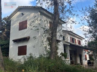 Chalet  Calle llobregat del-can gordei. Chalet con gran parcela de 2400 m2