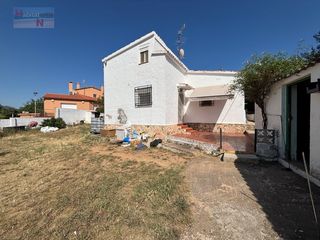 Chalet  Calle italia. Chalet con piscina y terreno de 1258 m2.