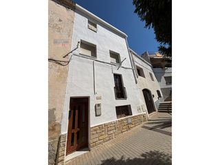 Casa  Calle planeta. Casa de pueblo para entrar a vivir !!