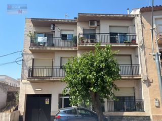 Pis  Avenida baix penedes. Atico semiamueblado de 4 habitaciones !!