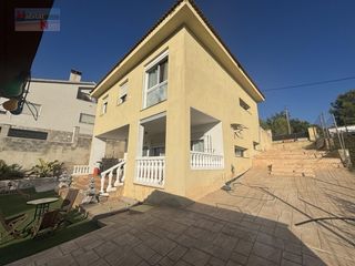 Chalet  Calle claudio coello. Casa con 4 habitaciones y gran jardin
