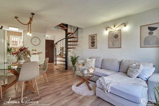 Casa adossada a Segur de Calafell Nucli Urbà. Bonita casa para empezar una nueva vida......