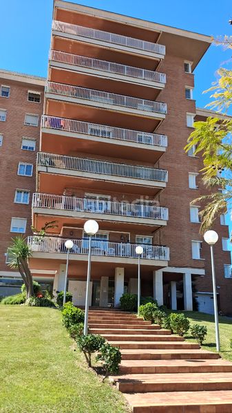 Foto 0db8efb7-5ce8-4809-b62b-2e5921a8cc3a. Pis amb xemeneia calefacció aparcament piscina a Castelldefels
