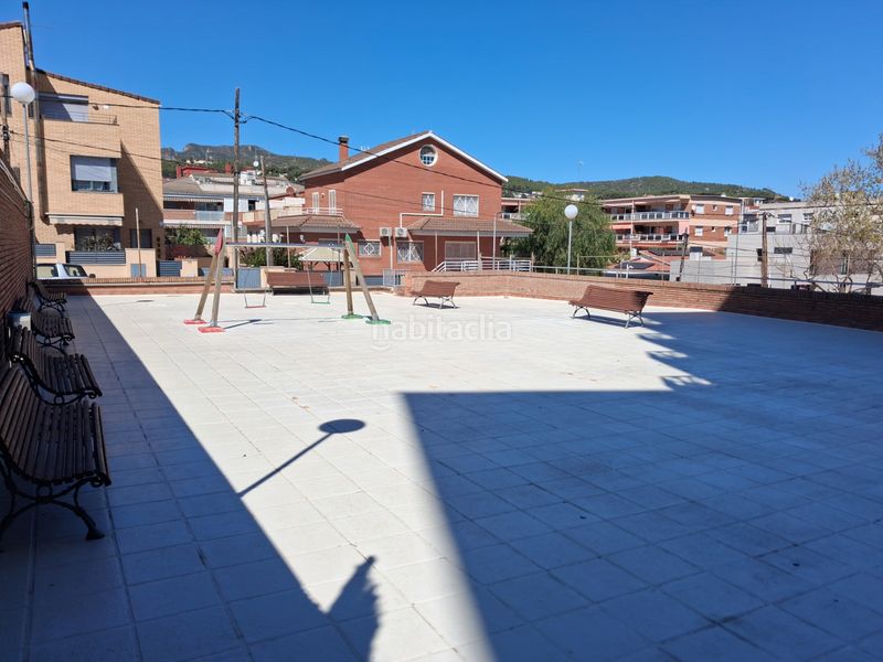 Foto 4a14e046-26da-4664-a6c7-ccfd26a9fa8b. Pis amb xemeneia calefacció aparcament piscina a Castelldefels