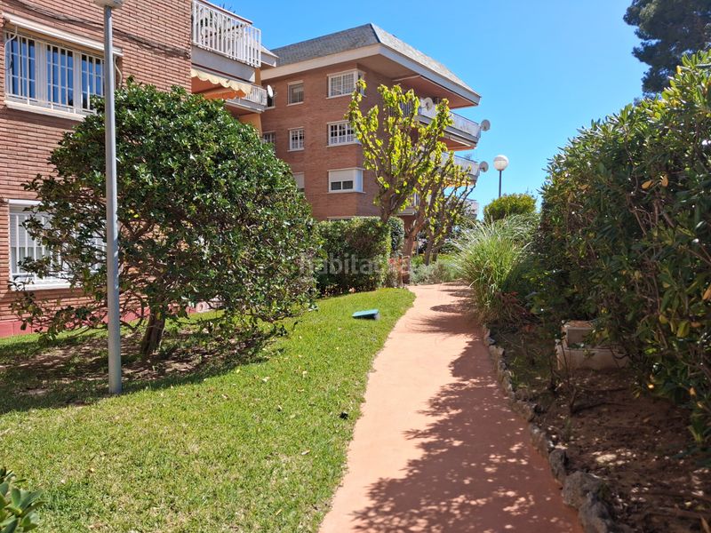 Foto a8d73893-102e-43c7-b210-e45918619ae3. Pis amb xemeneia calefacció aparcament piscina a Castelldefels