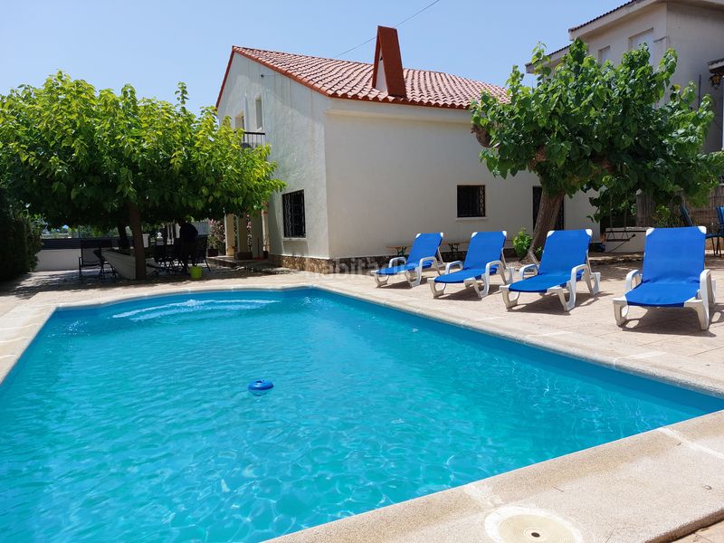 Foto 25e102f4-2409-4fed-862b-67e814757996. Xalet amb xemeneia piscina a Ampolla (L´)