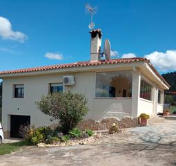 Country house in Urbanitzacions. Encantadora casa de campo cerca de tortosa: ¡un refugio perfecto