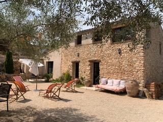 Masia a Tivissa. Idílica masía de piedra renovada: más de 3 hectáreas de olivares