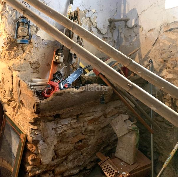 Foto f27a4f0d-a77c-4f10-b2f1-19ff64e10eea. Casa adossada amb xemeneia a Perelló (El)