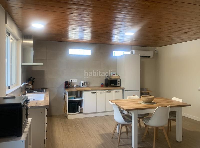 Foto 960ccfe7-201f-449d-b225-bf8ffb6c840a. Masia amb xemeneia a Perelló (El)