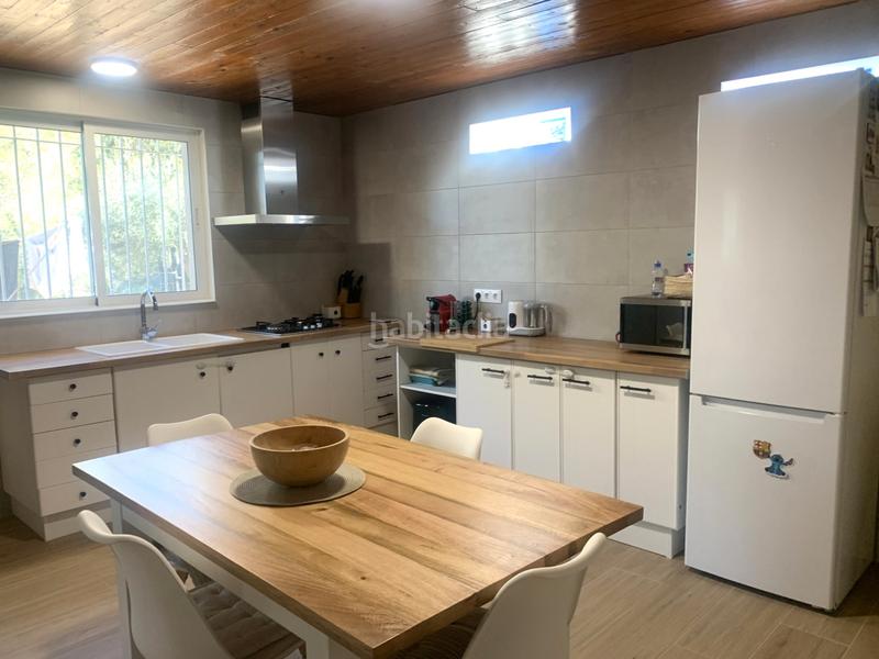 Foto c16b0108-05ad-4d16-b16a-d8a633ee663b. Masia amb xemeneia a Perelló (El)