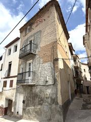 Casa adossada a Rasquera. Casa de pueblo reformada para ser terminada