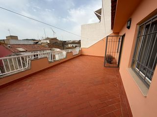 Casa adosada en Perelló (El). El perelló – casa con negocio de abarrotes establecido y espacio