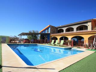 Bauernhof in Camarles. Espectacular finca rústica con varias casas y piscina.