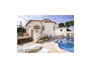 Casa  Calle illes canaries de les. Espectacular villa en inmejorable ubicaci�n.