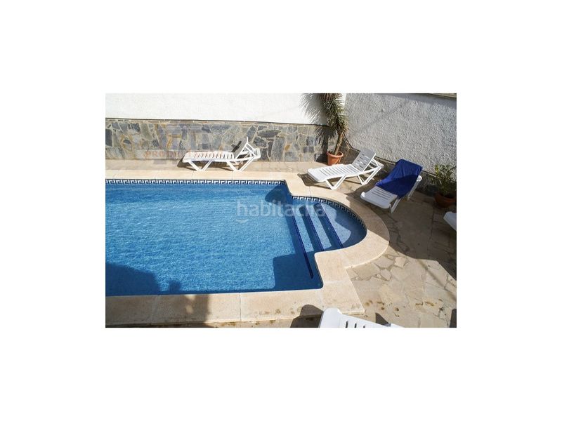 Foto 4d6729ca-6723-4c32-b6c2-68782e457e43. Casa amb piscina a Centre Miami Platja