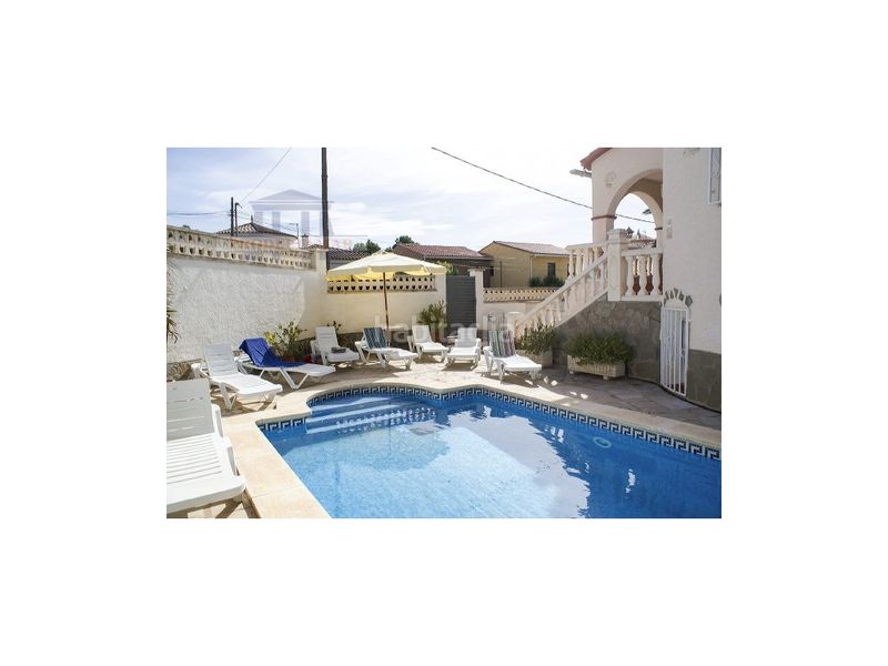 Foto 812885a9-9a38-4dd5-8912-e9010644723f. Casa amb piscina a Centre Miami Platja