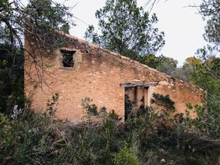 Casa a Urbanitzacions. Finca rústica con pinar y dos casas de campo de piedra