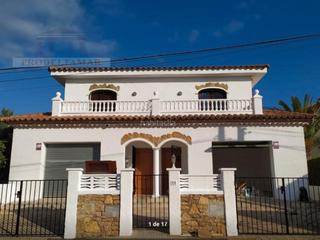 House  N/a. Dos propiedades por el precio de una con piscina y garaje
