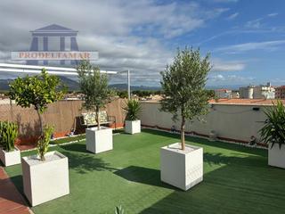 Ático  N/a. Piso de 2 habitaciones, piscina comunitaria y garaje subterráneo