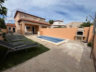 Casa  Avenida paris de. Casa pareada con piscina privada en venta en miami platja