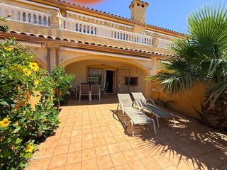Casa adossada  Avenida valencia de. Exclusiva residencia con piscina y jardines en miami platja