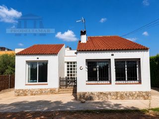 Casa  Calle mar roig. Casa individual con gran parcela para reformar en ampolla mar, l
