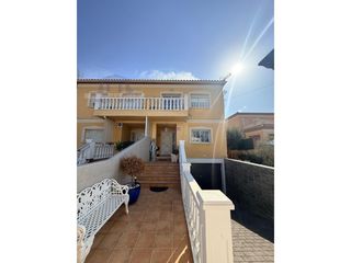 Casa aparellada  Avenida paris de. Magn�fico chalet pareado con piscina, jard�n y licencia tur�stic