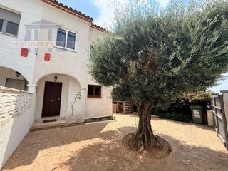 Doppelhaus in Calle Azalees De Les
