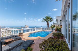 Xalet a Maryvilla. Casa en venta con vistas panorámicas y al mar en calpe